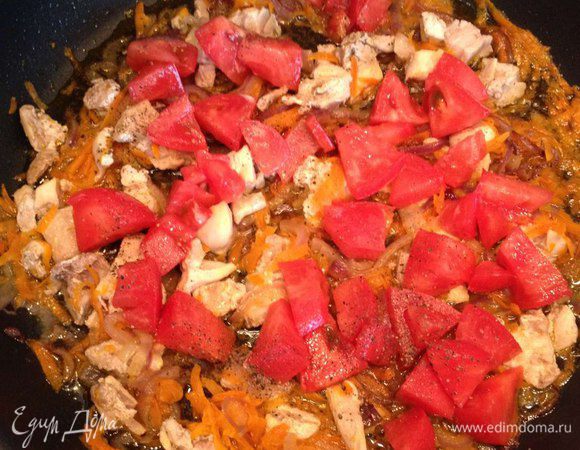 Добавляем нарезанные не очень мелко помидоры (я брал розовые помидоры, они дают самый интересный аромат). Солим и перчим по вкусу. Тушим все вместе в течение 10 минут.