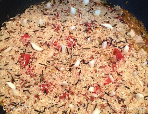 Высыпаем рис. Чеснок режем вдоль и втыкаем в рис. Получается своего рода чесночный лес.
