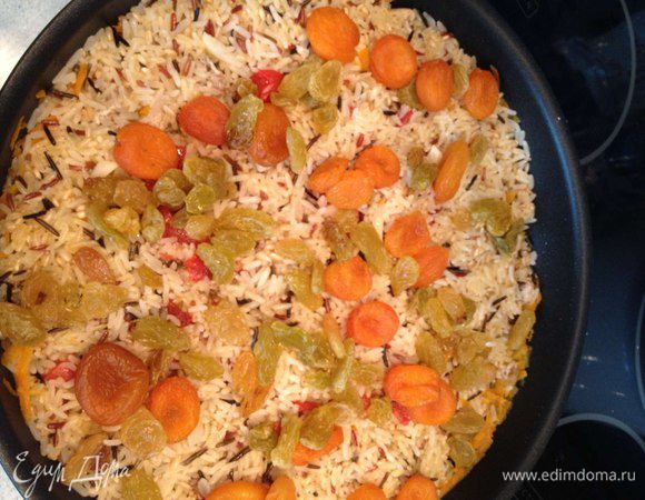 Добавляем курагу и изюм и тушим ещё в течение 10 минут. 