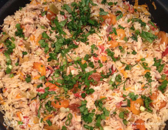 Готовое блюдо посыпаем нарубленной зеленью (лук, укроп, петрушка).