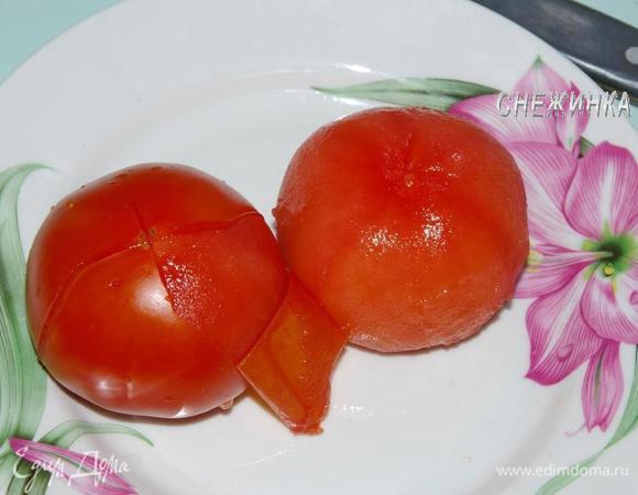 Затем сразу же вынимаем шумовкой и опускаем под холодную воду. Аккуратно и с легкостью снимаем кожицу.