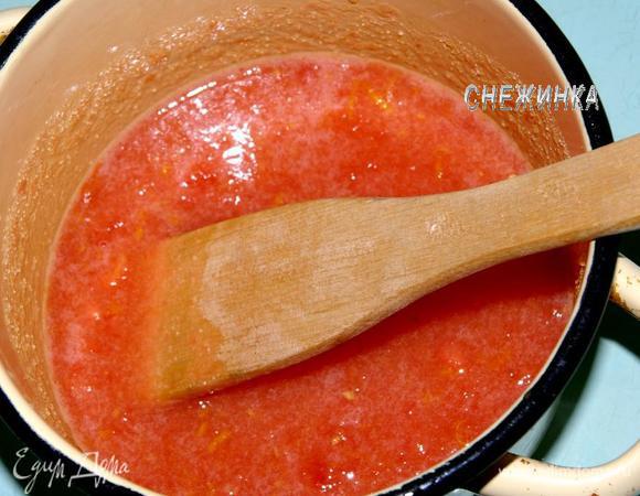 Измельченные томаты выливаем в кастрюльку. Добавляем к ним сахар и цедру лимона, выжимаем сок половинки лимона. Перемешиваем, накрываем крышкой и отправляем в холодильник до следующего дня.