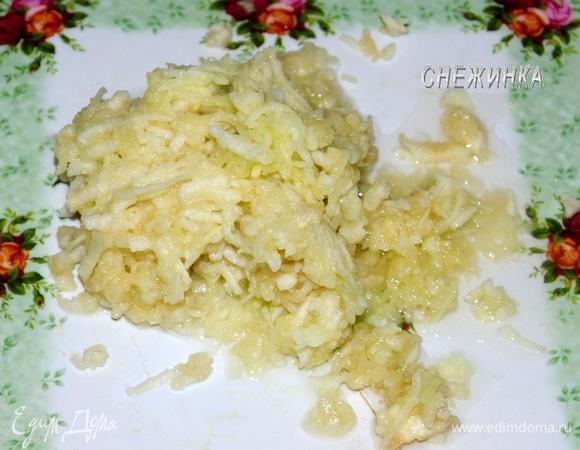 На следующий день моем яблоко, очищаем от шкурки и семян. Натираем на крупной терке.