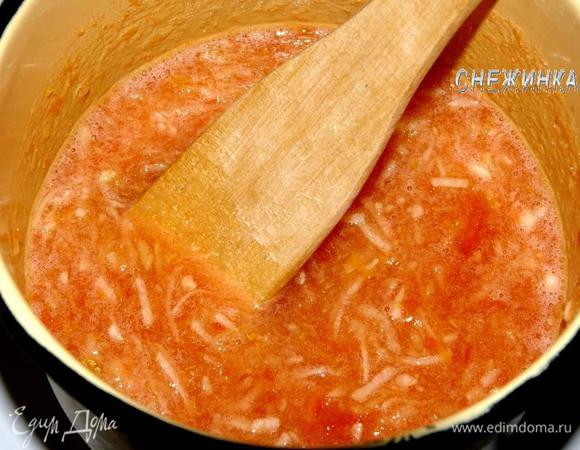 Смешиваем с основной томатной массой. Ставим на огонь, даем закипеть и варим, периодически помешивая, на маленьком огне. 