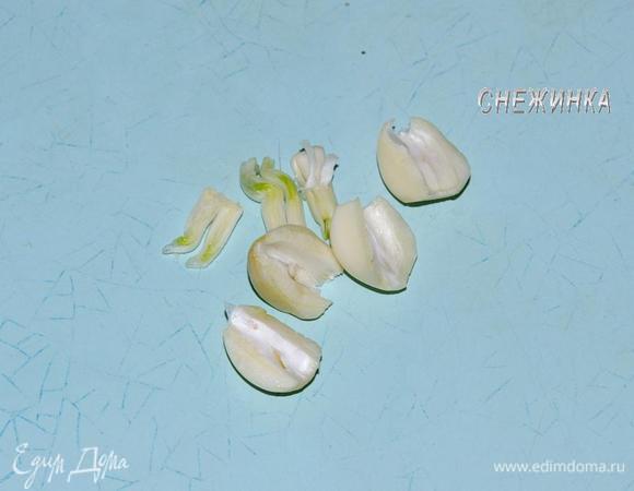 Духовку разогреваем до максимума 260-290С. 2 ст. л. сливочного масла размягчаем при комнатной температуре. Зубчики чеснока разрезаем пополам, вынимаем зеленую сердцевинку, которая нам не понадобится.