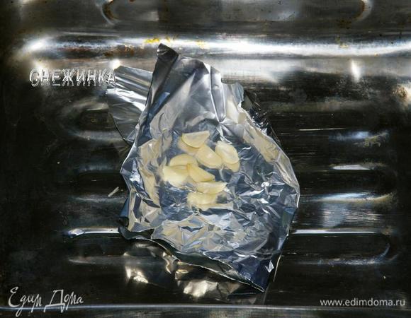 Разрезаем каждую половинку еще пополам. Кладем на фольгу и в форму.