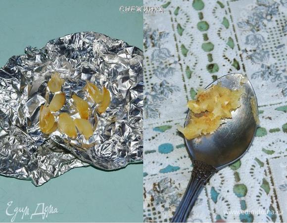 Печеный чеснок становится мягким. Разминаем его ложкой в кашицу.