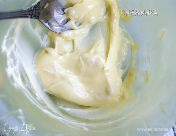 Размягченное сливочное масло смешиваем с чесночной кашицей. Оставляем.