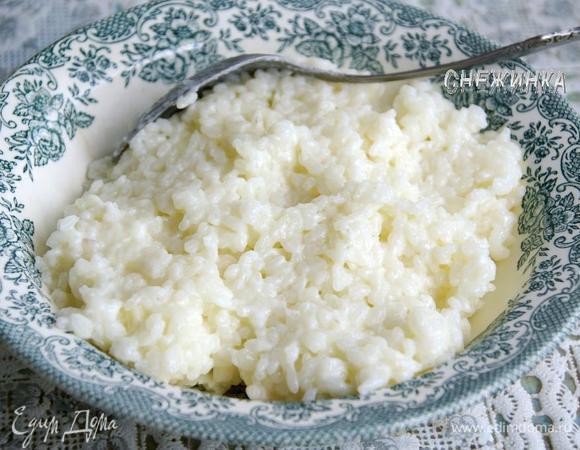 Рис промываем холодной водой, варим до готовности в воде с молоком с добавлением сои и сахара. Оставляем в кастрюле под крышкой остыть до теплого. Затем перекладываем в миску, даем окончательно остыть.