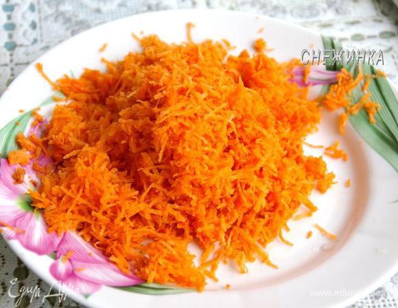 Морковь чистим, моем, натираем на мелкой сырной терке.