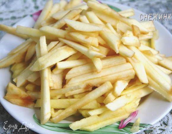 Для начинки моем яблоки, очищаем от кожуры и семечек. Нарезаем не тонкой соломкой.
