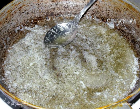 В сковороде разогреваем оливковое и сливочное масло. Кладем сахар и даем минутку растаять.