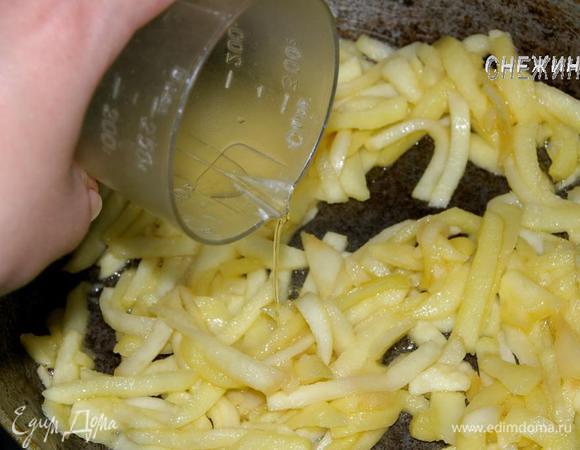 Теперь добавляем вино и держим яблоки на огне до его выпаривания.