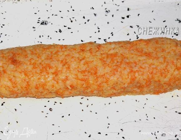 Противень смазываем маслом. Выкладываем рулет на противень, освободив от пленки.