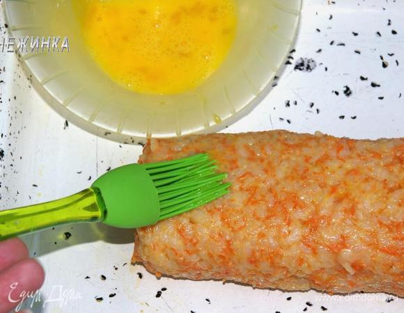 Смазываем «штрудель» слегка взбитым яйцом.