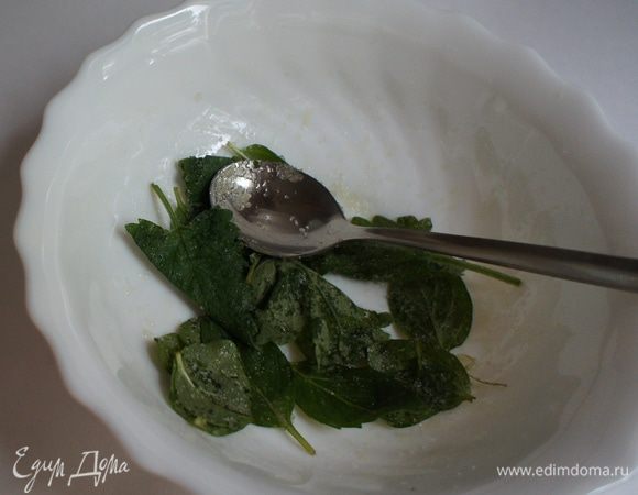 Часть 1. Мороженое - семифредо. Мяту засыпать сахаром (2 ч.л.) и слегка помять ложкой, чтобы мята дала сок.