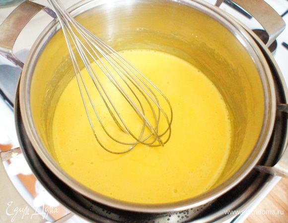 Желтки отделить от белков (они понадобятся позже, поэтому можно их убрать в холодильник). Желтки положить в кастрюльку, добавить к ним сахар (80 г) и поставить на водяную баню. Взбивать до полного растворения сахара и загустения. Снять с огня.