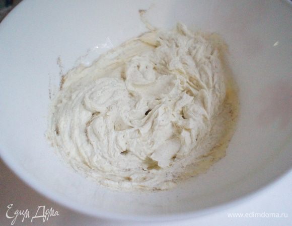 В чашку положить творог и перемешать его с ванильным сахаром. 