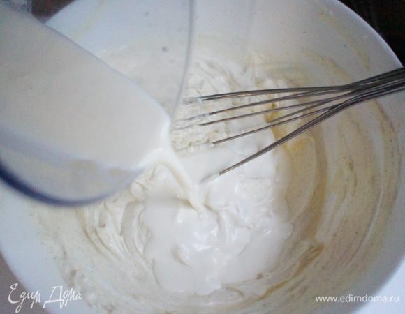 Отдельно взбить сливки (300 мл) с сахаром (3 ст.л.) до его полного растворения и вылить их в творожный сыр. Перемешать.