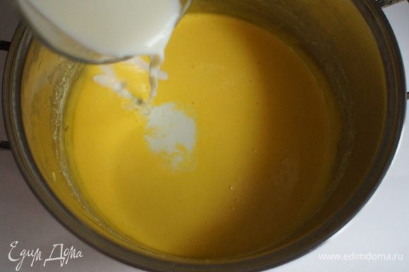 В желтковую массу вылить процеженное от мяты молоко. Перемешать.
