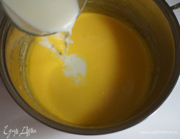 В желтковую массу вылить процеженное от мяты молоко. Перемешать.