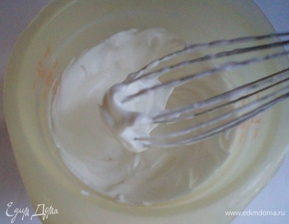 Достаем из холодильника белки. Взбиваем их с щепоткой соли до появления белой пены и не переставая взбивать добавляем 2 ст.л. сахара. Взбивать до "твердых пиков".