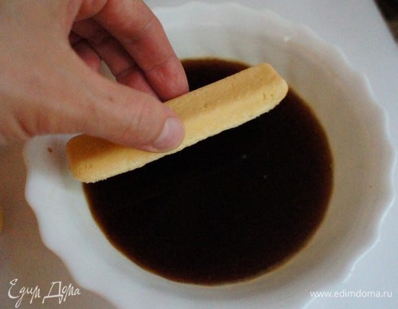 В готовый эспрессо (150 мл) опускаем на секунду печенье.