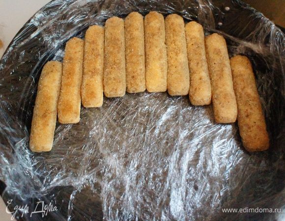 Печенье укладываем на дно формы.