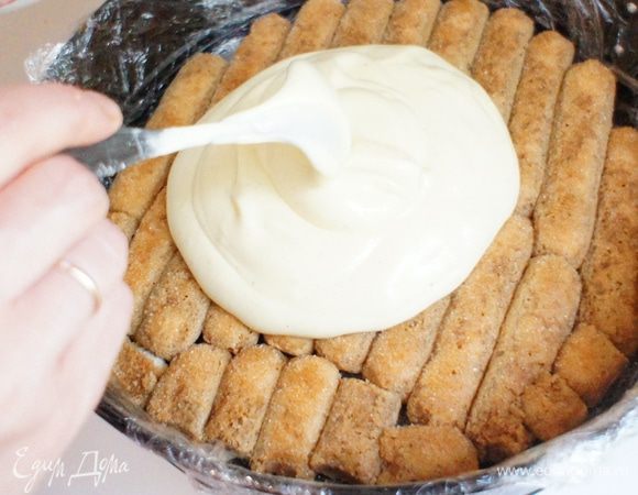 И выливаем на печенье 1 часть готовой массы для семифредо.