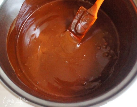 Приступаем к шоколадной начинке. В кастрюльку положить поломанный на кусочки шоколад и залить его сливками (200 мл). Поставить на огонь. И постоянно помешивая, растворить шоколад. Снять с огня и дать остыть при комнатной температуре.