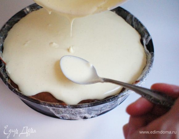 На шоколадный слой вылить оставшуюся часть для семифредо.