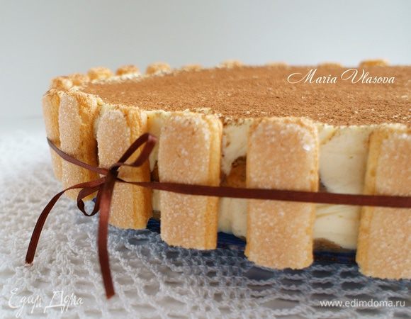 За несколько часов до подачи на стол торт-мороженое достать из мороз. камеры. Аккуратно снять пленку и переложить на блюдо. Украсить по желанию. У меня украшением послужило оставшееся печенье и какао-порошок.