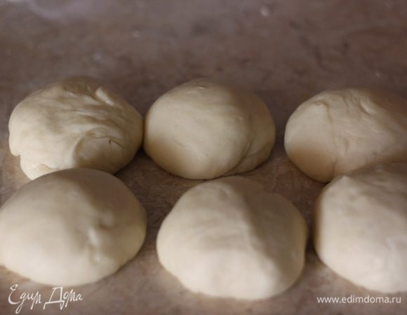 Сделайте тесто. Смешайте все жидкие компоненты (желательно, чтобы они были теплые), дрожжи, соль и сахар и оставьте на 10 минут, чтобы дрожжи начали работать. Затем добавьте масло и яйцо. Добавьте муку и вымесите некрутое тесто. Затем тесто надо разделить на части. У нас получилось 16 шариков.