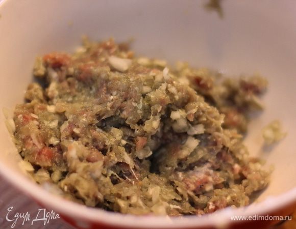 Мясо прокрутите через мясорубку. Баранину вполне можно заменить на смесь говядины со свининой. Лук либо прокрутите через мясорубку, либо мелко порубите ножом. Добавьте соль и перец и вымесите фарш. 