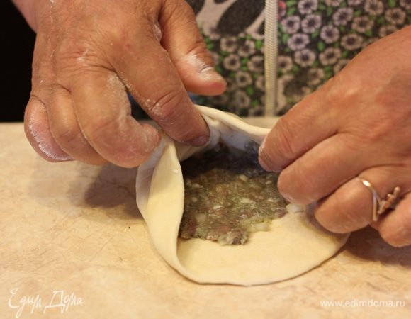 А теперь самое сложное (лично для меня). Края теста поднимите и начните делать защипы. Это немного смахивает, если бы вы складывали ткань гормошкой и сшивали иголкой. 