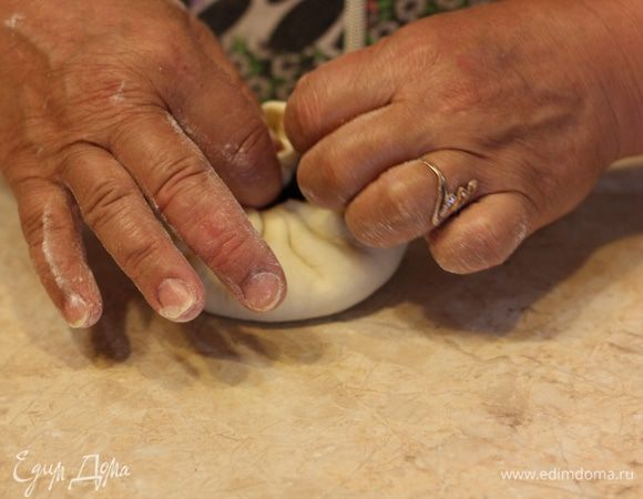 После того, как вы собрали все тесто сверху и у вас получилось посередине отверстие - пройдитесь еще раз по отверстию и пальцами еще раз хорошенько слепите тесто.