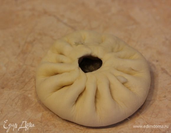 В итоге кайнар должен выглядеть как на фотографии. Обратите внимание, что вдоль отверстия тесто сильно сдавлено.