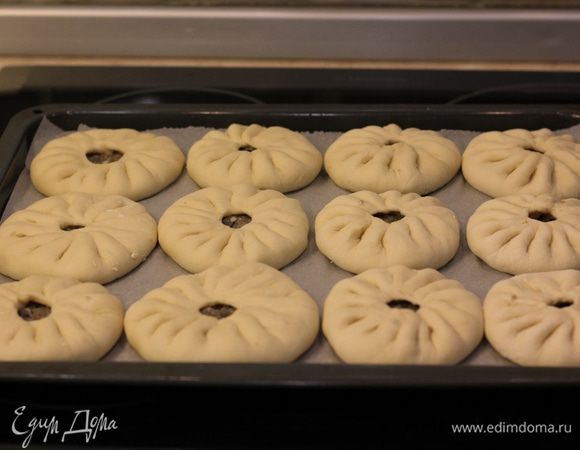 Я не стал ничем смазывать ни противень ни пергаментную бумагу, а просто выложил кайнары на сухую бумагу. На противень поместилось 12 кайнаров.