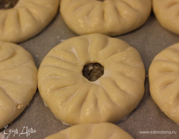 Смажьте кайнары сверху молоком, чтобы образовалась красивая корочка.