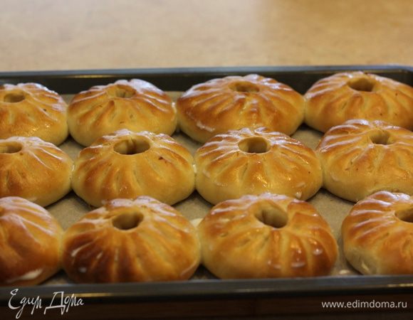 Достаньте кайнары из духовки.
Смажьте готовые кайнары еще раз молоком, чтобы корочка не получилось слишком грубой.