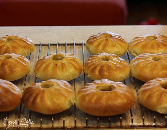 Лучше дать остыть кайнарам на решетке до теплого состояния (но это на мой вкус). Как видно на фотографии - я не выдержал и съел один горячий )))