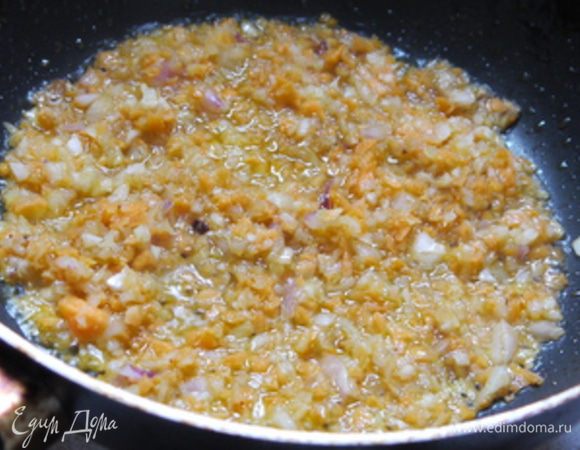 Отварить рис до готовности в подсоленной воде.

Приготовить брюнуаз: измельчить морковь, лук и сельдерей и обжарить 3 минуты на оливковом масле.