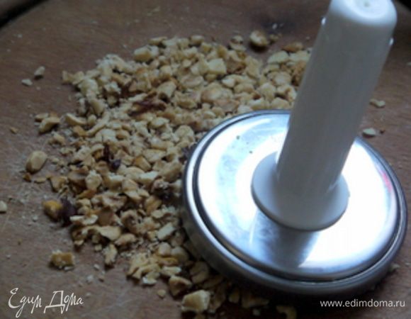 Добавить к нему крупно порубленные орехи, пармезан, кубики сельдерея и имбирь. Заправить оливковым маслом. Добавить соль и перец по вкусу.
