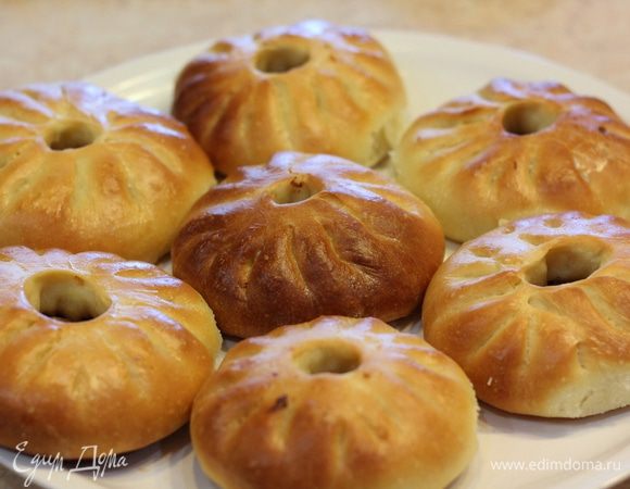 Кайнары замечательно употребляются с чаем, помидорами и любимой зеленью. Лично мне захотелось их съесть с кинзой. Большое количество лука делает начинку очень сочной. Тесто сверху получается толще, чем снизу, но это из-за защипов.