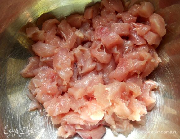 Куриное филе промыть, обсушить, по возможности избавиться от пленок. Мелко нарезать или даже измельчить в комбайне. 