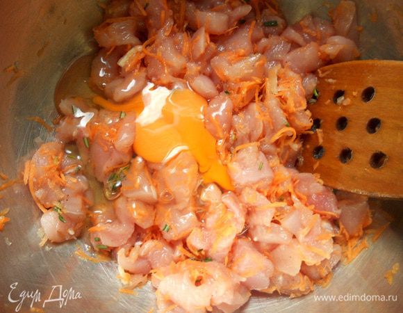 Разбить яйцо и хорошо размешать. Добавить немного кукурузной муки (можно пшеничной) - буквально 1-2 ложки. На этом этапе оказалось, что куски курицы таки крупноваты, и котлеты получатся слишком пышными, поэтому всю массу немного взбил в комбайне - буквально секунд 10. Получилось здорово, однородно, но с очевидными куриными кусочками. 