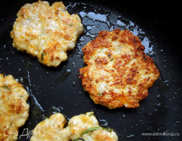 Сформировать тонкие котлеты, обжарить в сковороде с добавлением оливкового масла, с двух сторон, на среднем огне, до готовности. Готовые котлеты промокнуть бумажным полотенцем. Одновременно отварить рис в подсоленной воде согласно инструкции. Остудить. 