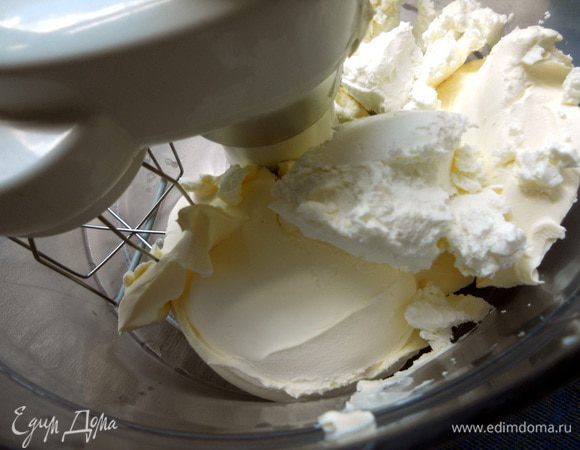 ***Вообще планировал оставить хоть что-то от тирамису и не издеваться над маскарпоне - просто растереть его со сливками, солью и перцем. Однако в итоге решил, что в этом случае маскарпоне не получится себя проявить, он просто потеряется среди куриных "савоярди". В итоге получилось здорово, очень душевная текстура и приятный солоноватый оттенок!*** Соединить маскарпоне и фету, растереть с помощью миксера до гладкости. При необходимости добавить немного сливок, чтобы крем не был слишком густым.