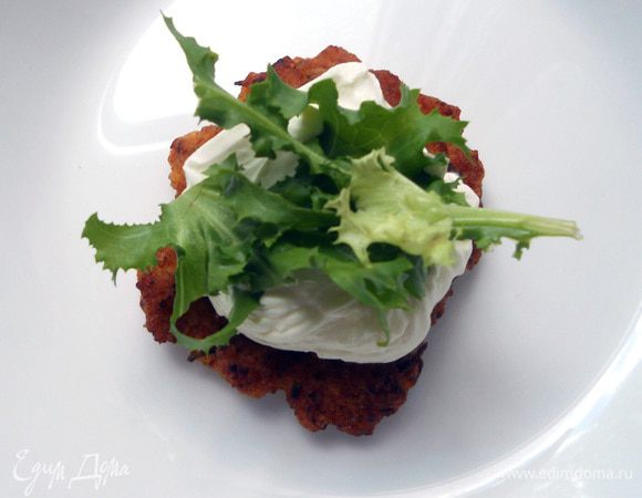 Собрать "Тирамису", чередуя куриные котлеты, крем (с несколькими салатными листьями). Здесь - из трех котлет. 