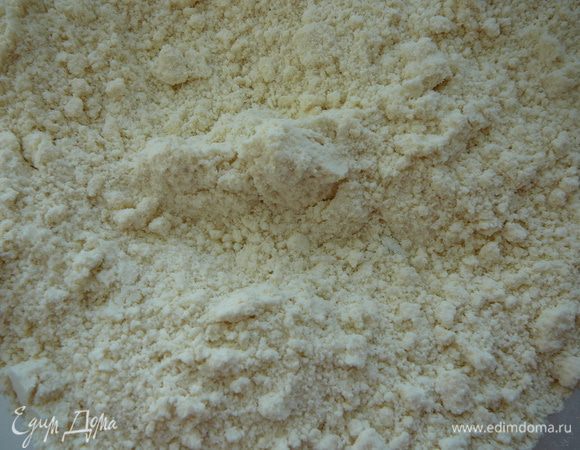 Муку просеять, добавить соль и разрыхлитель, тщательно перемешать. Добавить холодное масло порезанное на кусочки, перетереть в крошку.